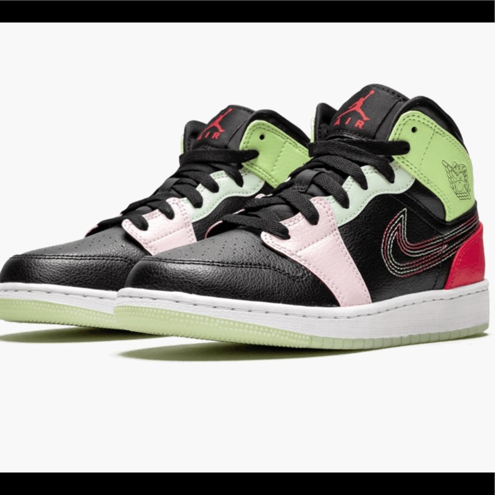 Air Jordan 1 Mid SE GLOW IN THE DARK